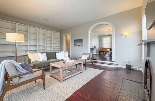 Austin Ave. House | Cozy Bungalow on Washington – Private Office