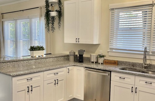 Ybor City House | *Cozy Bungalow* Sleeps 10 - 2 miles to downtown