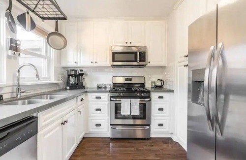 Harbor House | Cozy Bungalow w/Hot Tub, Game room - LB Gem ✨