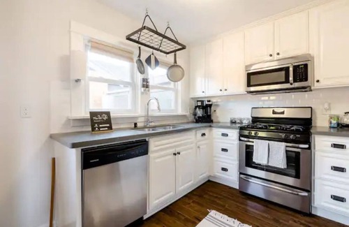 Harbor House | Cozy Bungalow w/Hot Tub, Game room - LB Gem ✨