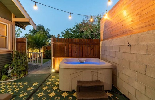 Harbor House | Cozy Bungalow w/Hot Tub, Game room - LB Gem ✨