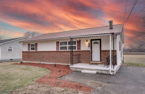 Elizabethtown House | ✸ Cozy Bungalow w Lg Yard | Ball Park 2.7 mi Downtown 1.1 mi✸