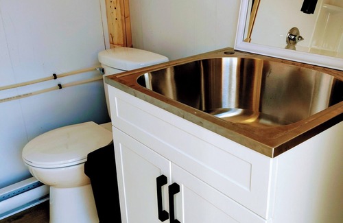 Smiths Corner Cabin | Cozy Bunkie Cabin(dbl bed with dbl Bunkie bed) close to lakes,zipline &vineyards
