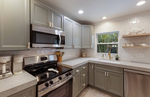 Holmes Beach House | Cozy Cabana East – AMI w/Heated Pool, Pets & Walk To The Beach