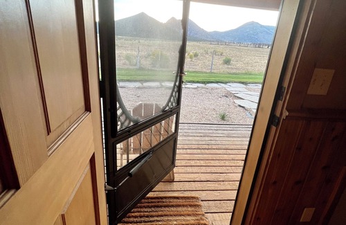 Almo Cabin | Cozy cabin 2 in at Almo Inn with AC, WiFi near City of Rocks/Castle Rocks Idaho