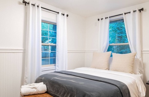 Crestline Cabin | Cozy Cabin - 5 min walk to the lake!