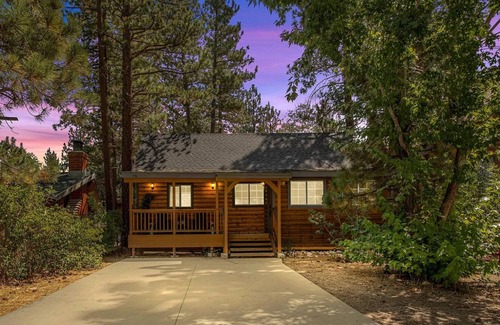 Big Bear Lake Cabin | Cozy Cabin, A/C, Hot Tub, Tankless Water Heater, Jacuzzi, Full Kitchen