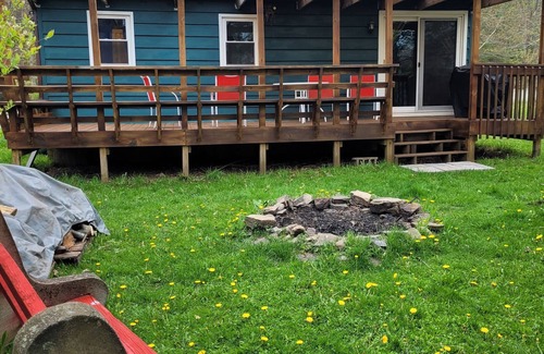 Greentown Cabin | Cozy cabin at Promised Land State Park. Pet-Friendly.