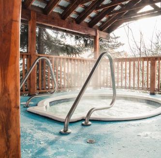 Rossland Ski Chalet | Cozy Cabin at RED - Steps to Skiing & Trails