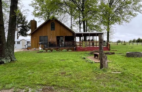 Clinton House | Cozy Cabin by Bucksaw Marina, Truman Lake