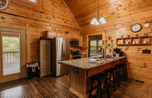 Sevierville House | Cozy Cabin by Creek: 3BR/2BA, Playground, Near Dollywood!