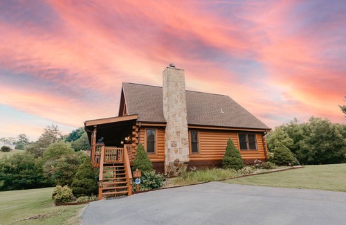 Sevierville House | Cozy Cabin by Creek: 3BR/2BA, Playground, Near Dollywood!