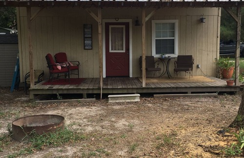 Lufkin Cabin | Cozy Cabin by the Pond