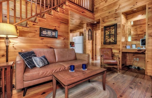Skyland Cabin | Cozy Cabin Close to Town, Hot Tub, Fire Place, WiFi, Close to Town, Pets Ok!