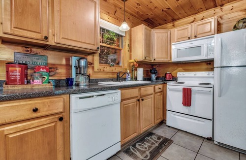 Skyland Cabin | Cozy Cabin Close to Town, Hot Tub, Fire Place, WiFi, Close to Town, Pets Ok!