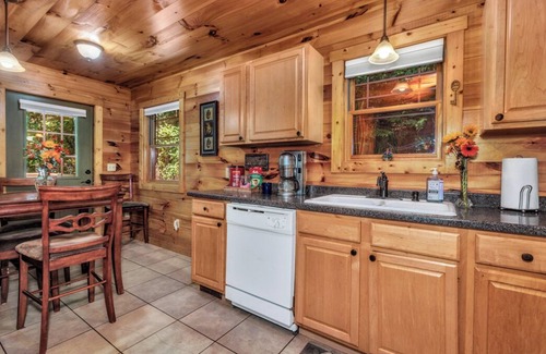 Skyland Cabin | Cozy Cabin Close to Town, Hot Tub, Fire Place, WiFi, Close to Town, Pets Ok!