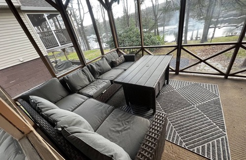 White Mills House | Cozy Cabin directly on Lake Wallenpaupack