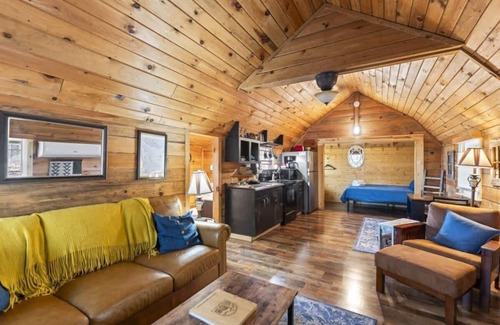 Primrose House | Cozy Cabin for 2 in the Heart of RRG!