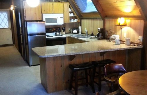 Sunriver Cabin | Cozy Cabin For 6, Hot Tub, Fireplace, SHARC passes, Free Wifi, Bbq, Bikes, Pets