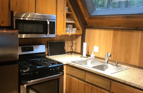 Sunriver Cabin | Cozy Cabin For 6, Hot Tub, Fireplace, SHARC passes, Free Wifi, Bbq, Bikes, Pets