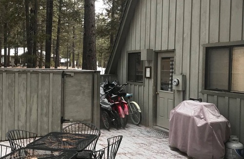 Sunriver Cabin | Cozy Cabin For 6, Hot Tub, Fireplace, SHARC passes, Free Wifi, Bbq, Bikes, Pets