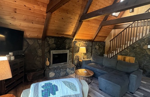 Sunriver Cabin | Cozy Cabin For 6, Hot Tub, Fireplace, SHARC passes, Free Wifi, Bbq, Bikes, Pets