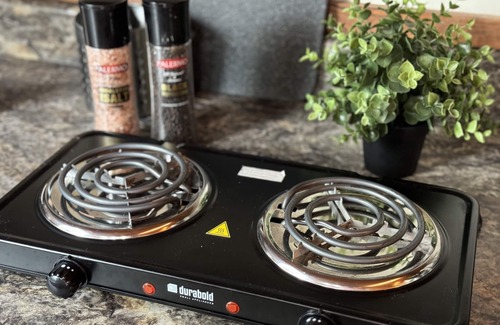 Live Oak Cottage | Cozy Cabin for Two - Fire Pit & Holiday Getaway