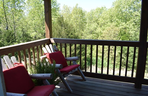 Walnut Shade Cabin | COZY CABIN FOR TWO- MIN. TO BRANSON-HOT TUB-BRKFST-WINERY-BREWERY