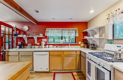 Trinidad House | Cozy cabin for two w/a furnished deck & grassy yard - close to hiking trails