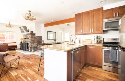 Twin Peaks Cabin | Cozy Cabin Game Room Private Deck 3mi to Lakes
