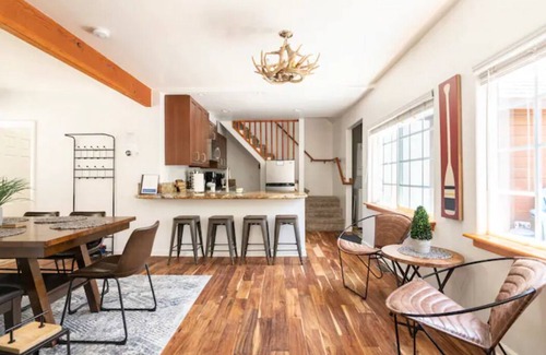 Twin Peaks Cabin | Cozy Cabin Game Room Private Deck 3mi to Lakes