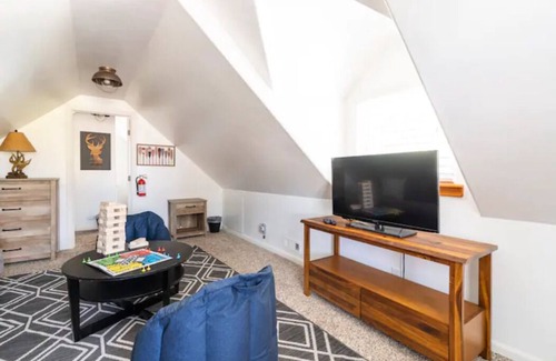 Twin Peaks Cabin | Cozy Cabin Game Room Private Deck 3mi to Lakes