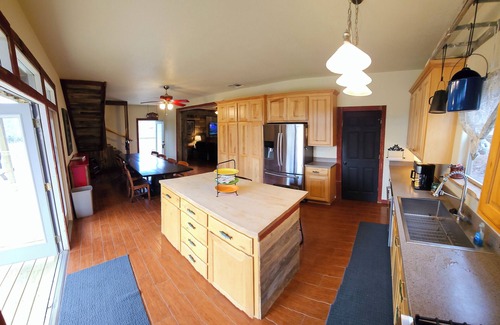 Eureka Springs House | Cozy Cabin Getaway! Short walk to the White River & close to Eureka Springs!