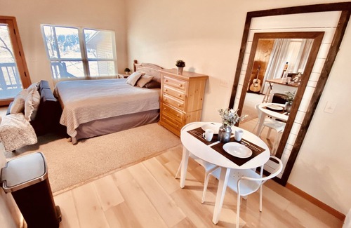 Eagle Rock Cabin | COZY CABIN GUEST HOUSE ON THE LAKE