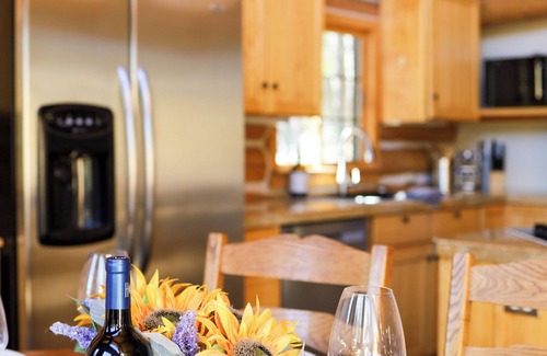 Valley of the Sun Cabin | Cozy Cabin- Hot Tub - Game Room- Sauna!