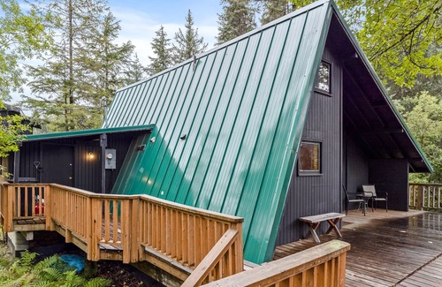 Alyeska Cabin | Cozy Cabin in Central Girdwood W/Wood Stove, Washer/Dryer, & Free WiFi