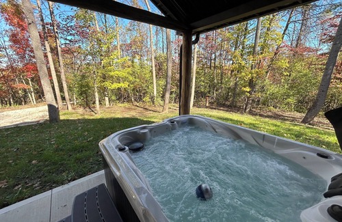 Logan Cabin | Cozy cabin in charming Logan with AC, WiFi, Hot tub, Firepit