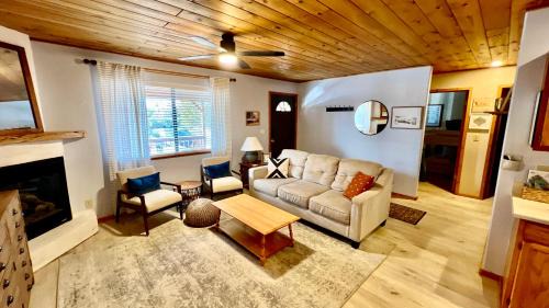 Overgaard House | Cozy Cabin in Heber with a deck, fireplace and pet friendly