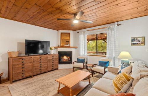 Overgaard House | Cozy Cabin in Heber with a deck, fireplace and pet friendly