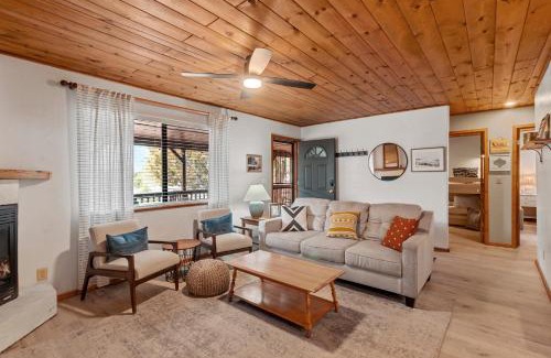 Overgaard House | Cozy Cabin in Heber with a deck, fireplace and pet friendly