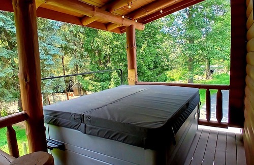 Suplee Cabin | Cozy cabin in Honey Brook,PA with hot tub, jacuzzi, large outdoor deck and more!