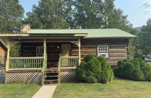 Seneca Rocks Cabin | Cozy cabin in lovely Seneca Rocks WV with WiFi, smart TVs and jucuzzi tub