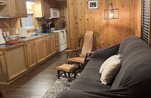 Rabun Gap Cabin | Cozy Cabin in River Vista Mountain Village RV/Cabin Park + Amenities