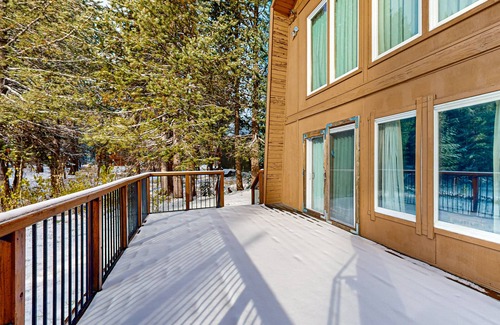 Serene Lakes Cabin | Cozy cabin in the heart of nature with wood fireplace, deck & loft