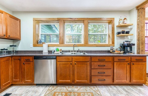 Ashley Oaks House | Cozy Cabin in the Woods w/Playroom, Deck & Lounge