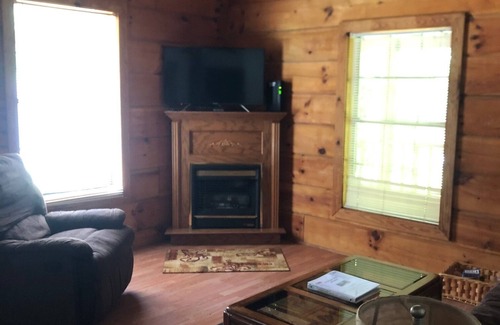 Oneida Cabin | cozy cabin in the woods-