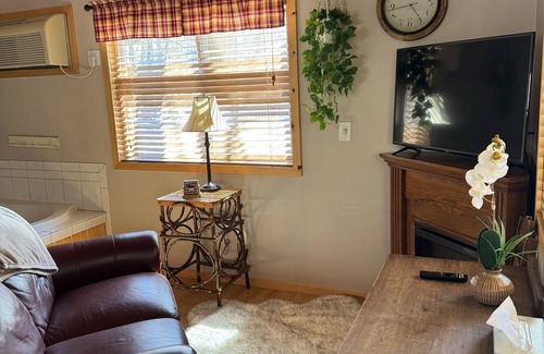 Wisconsin Dells Cabin | Cozy Cabin Located Just Outside of Wis Dells- Cabin B