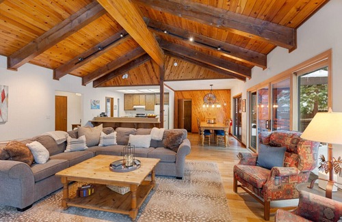 Tahoe Sierra Estates Apartment | Cozy Cabin Min. to Palisades HotTub Walk to Beach