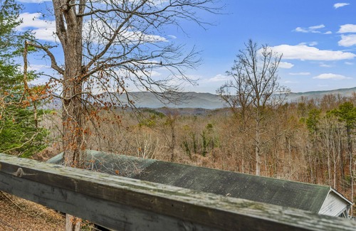 Bryson City Cabin | Cozy cabin minutes from downtown Bryson City/Tail of the Dragon. Pet-Friendly!