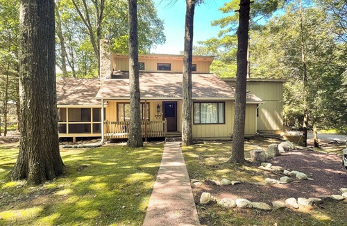 Lake Harmony Cabin | Cozy Cabin Minutes from Skiing Lake Access WaterPark Golf